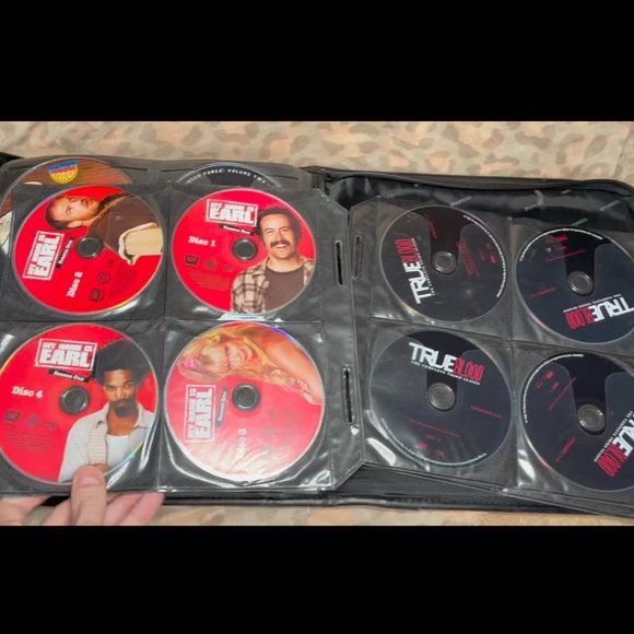 Binder of 137 Discs - Bluray and DVDs - Disney/True Blood/Shrek/Futurama/ATHF - Picture 13 of 15